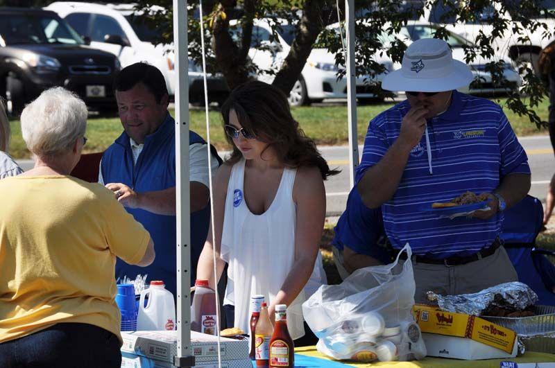Saints fans tailgating